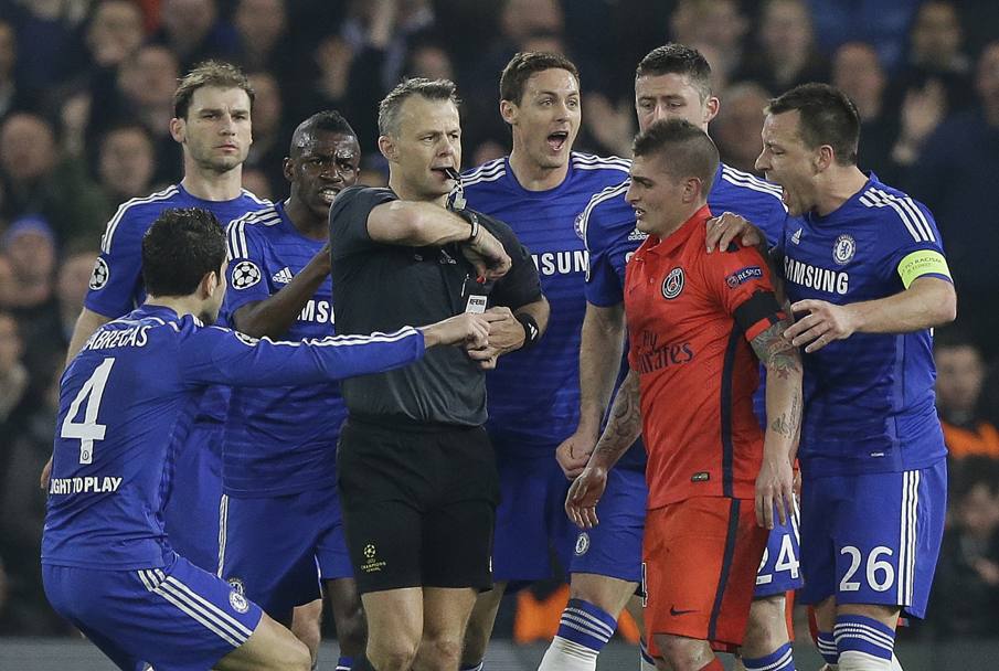 L&#39;arbitro mette mano al taschino su pressione dei giocatori del Chelsea. Ap